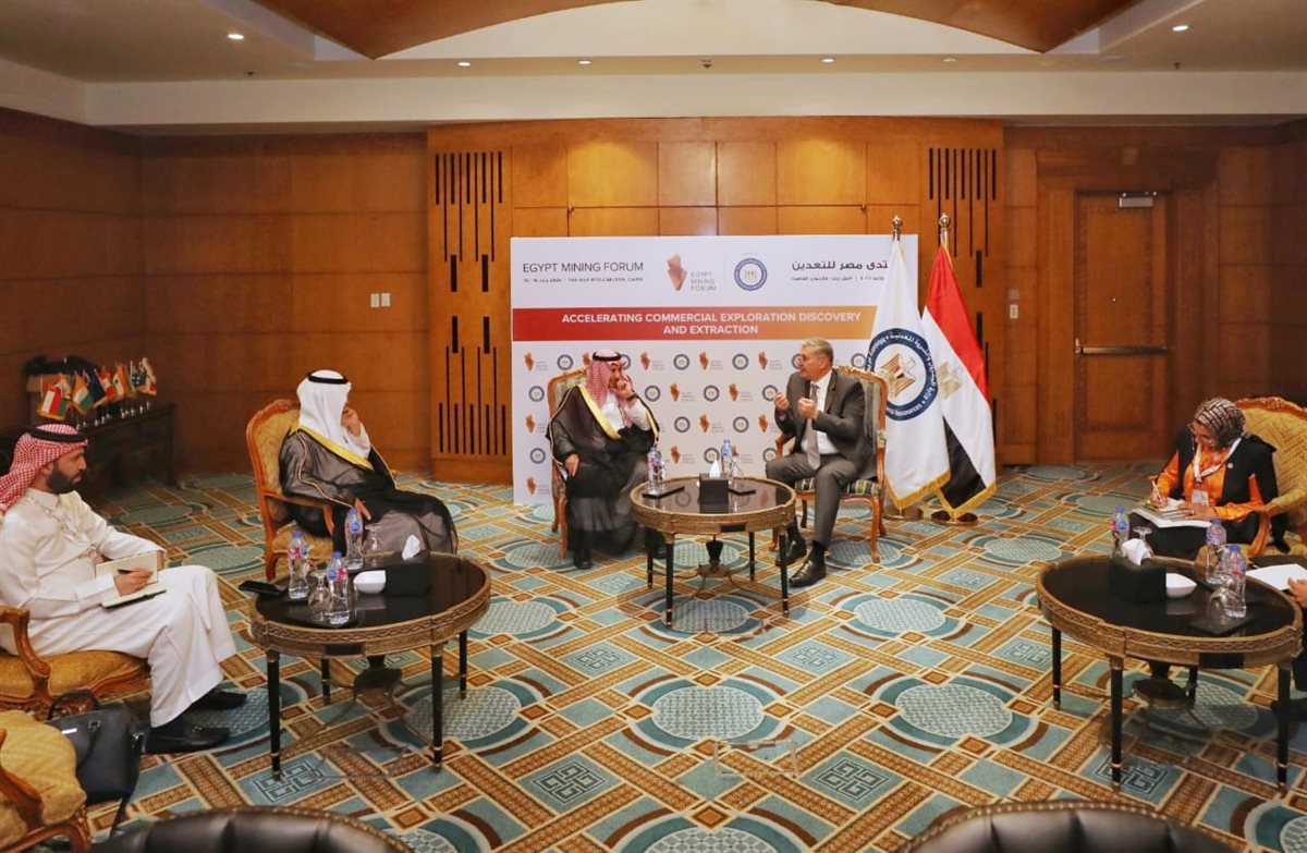 جانب من اجتماع وزير البترول والثروة المعدنية و المهندس خالد بن صالح المديفر نائب وزير الصناعة والثروة المعدنية لشؤون التعدين بالمملكة العربية السعودية