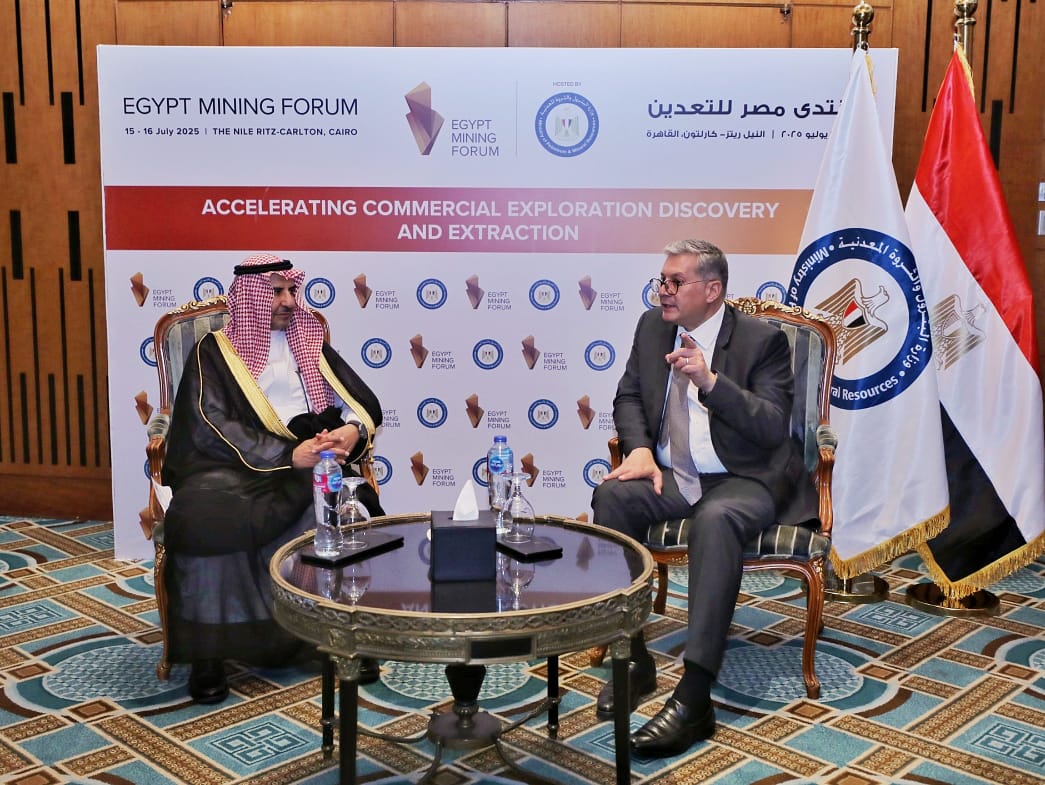 جانب من اجتماع وزير البترول والثروة المعدنية والمهندس خالد بن صالح المديفر نائب وزير الصناعة والثروة المعدنية لشؤون التعدين بالمملكة العربية السعودية