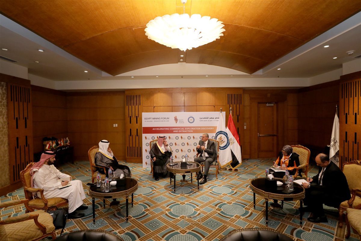 جانب من اجتماع وزير البترول والثروة المعدنية والمهندس خالد بن صالح المديفر نائب وزير الصناعة والثروة المعدنية لشؤون التعدين بالمملكة العربية السعودية