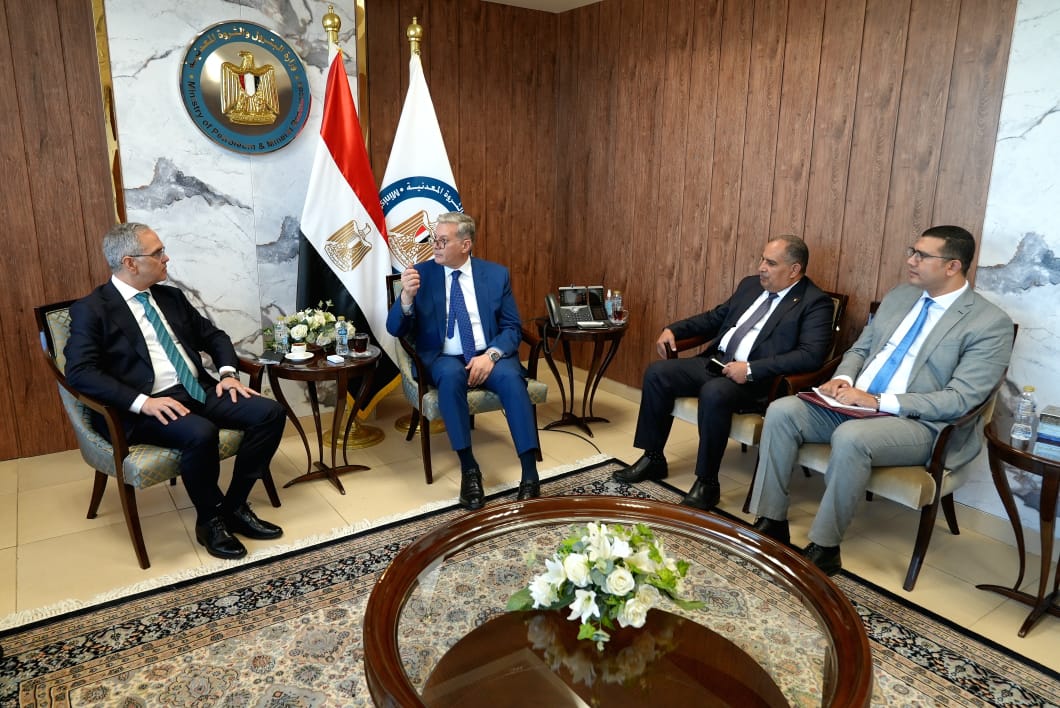 جانب من لقاء وزير البترول والثروة المعدنية والرئيس الإقليمي لشركة شلمبرجير