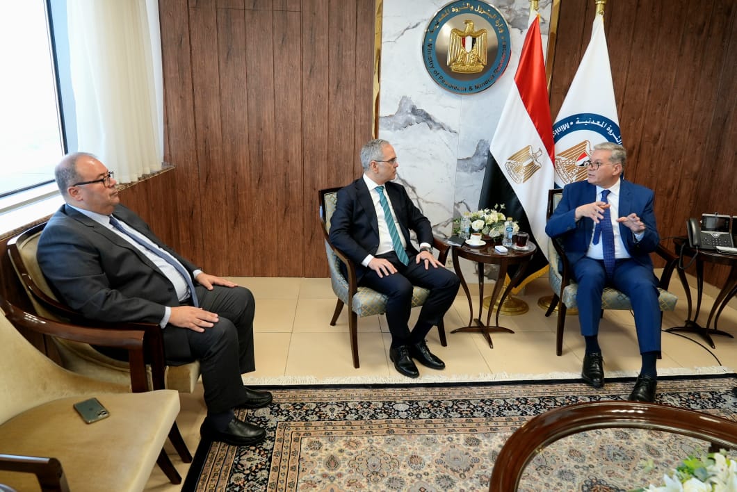 جانب من لقاء وزير البترول والثروة المعدنية والرئيس الإقليمي لشركة شلمبرجير