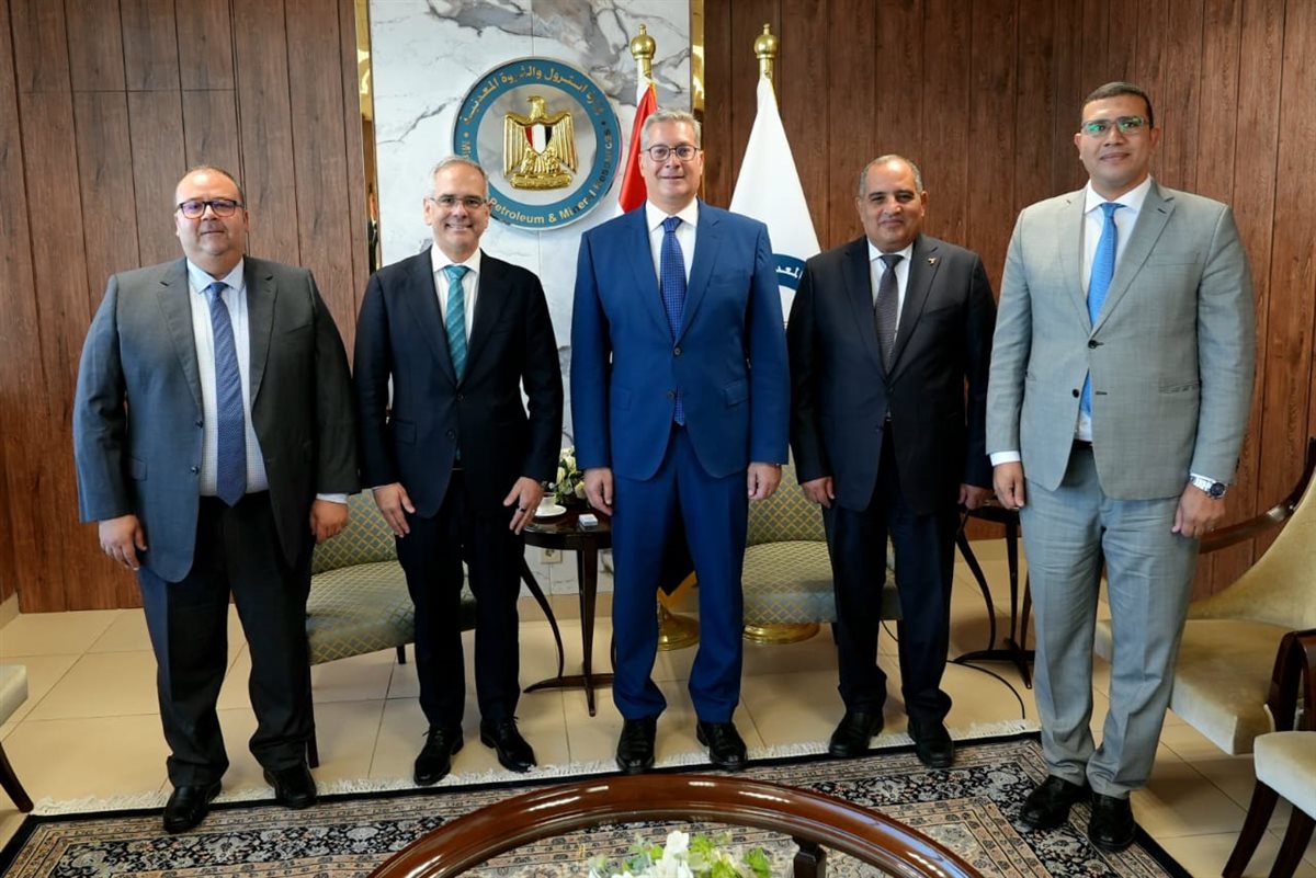 جانب من لقاء وزير البترول والثروة المعدنية والرئيس الإقليمي لشركة شلمبرجير