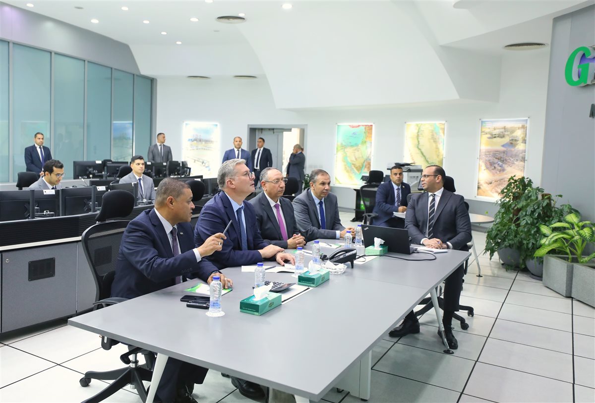وزير البترول يقوم بجولة تفقدية لمركز التحكم الرئيسي بالشبكة القومية للغازات الطبيعية