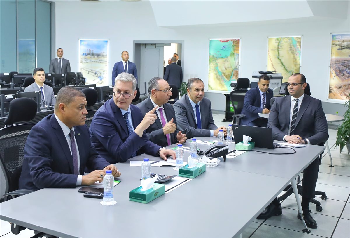 وزير البترول يقوم بجولة تفقدية لمركز التحكم الرئيسي بالشبكة القومية للغازات الطبيعية