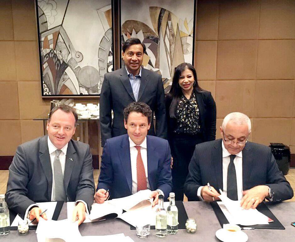 صوره أرشيفيه ..وزيرة الإستثمار فى لندن مع رجل الأعمال الهندى لاكشى ميتال