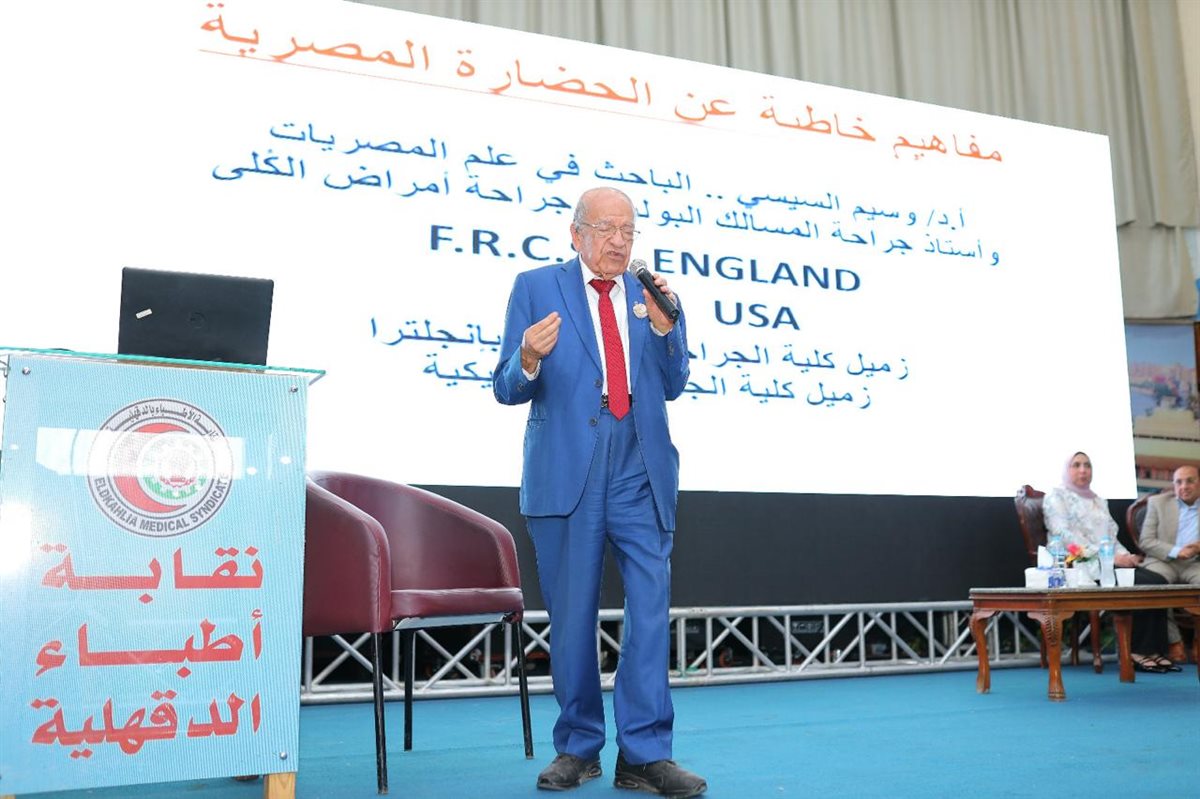 الدكتور وسيم السيسي خلال إلقاء المحاضرة