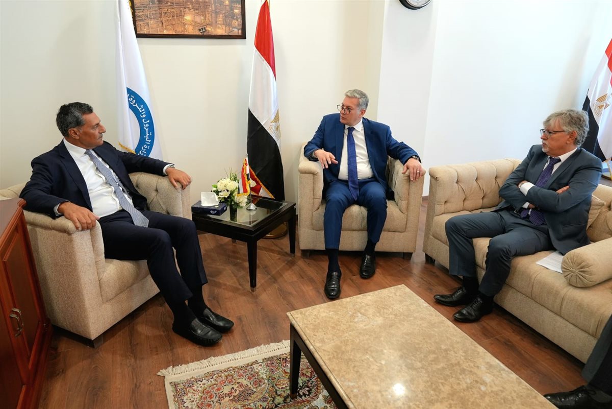 جانب من جلسة وزير البترول والثروة المعدنية والسيد ماثيوس ريجاس، رئيس شركة 