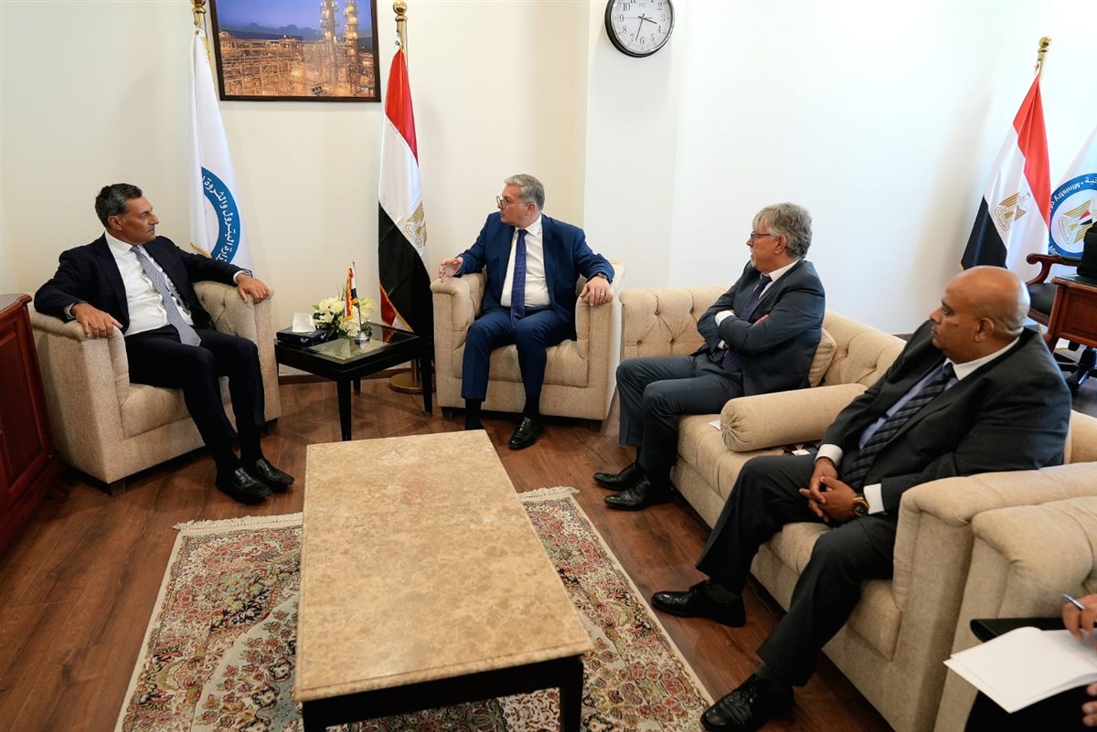 جانب من جلسة وزير البترول والثروة المعدنية والسيد ماثيوس ريجاس، رئيس شركة 