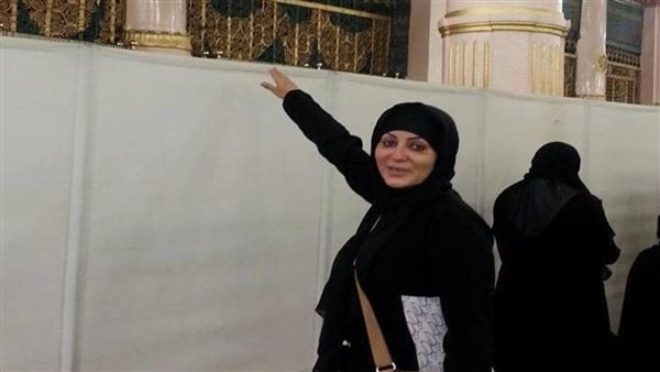 وفاء عامر أثناء تأديتها مناسك العمرة 