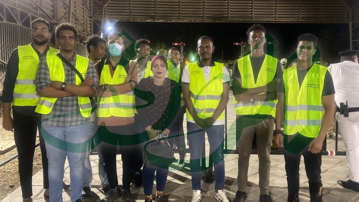 محررة الوفد مع المتطوعين