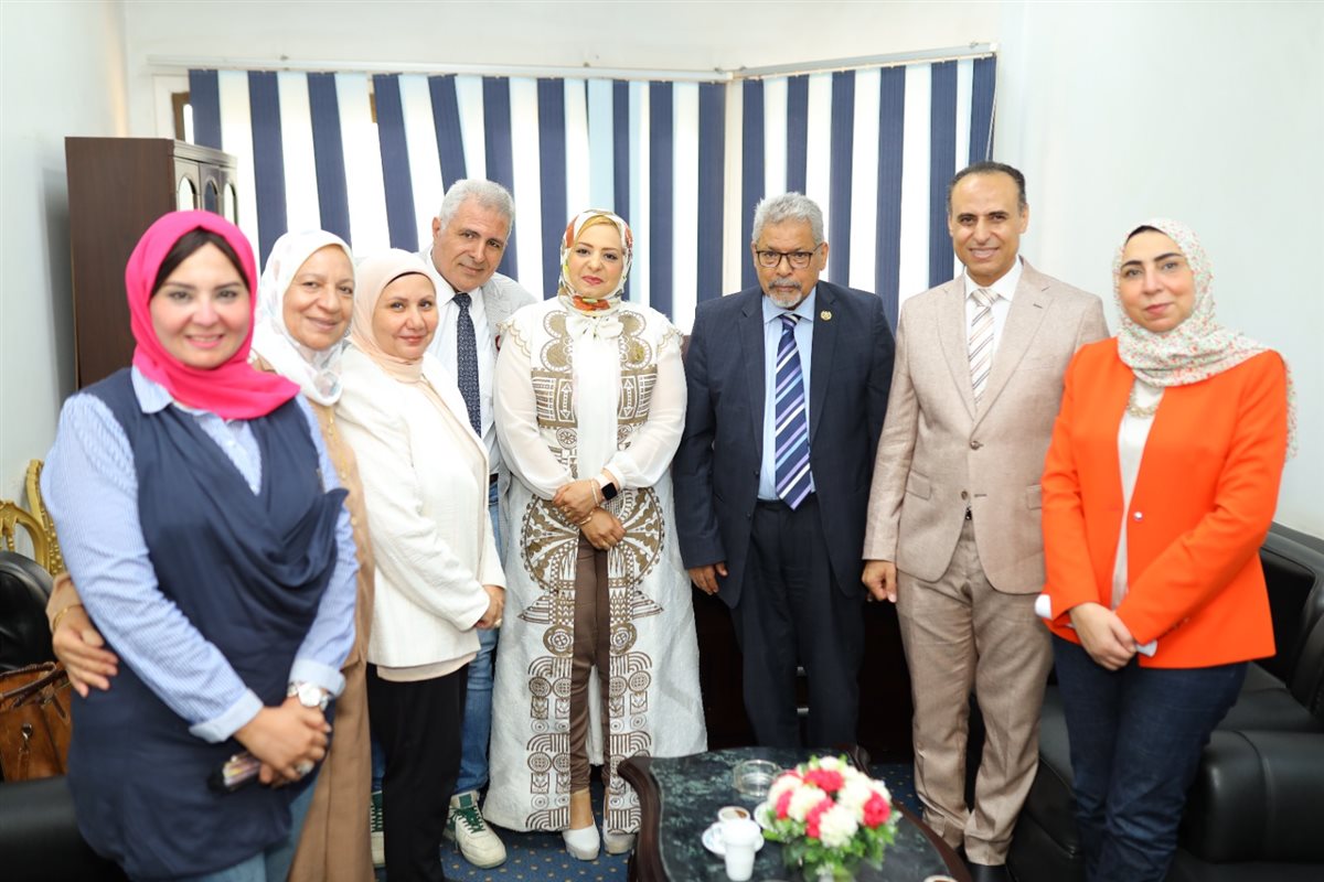 الندوة تناولت عددا من المحاور المتعلقة بدور المرأة الحيوي