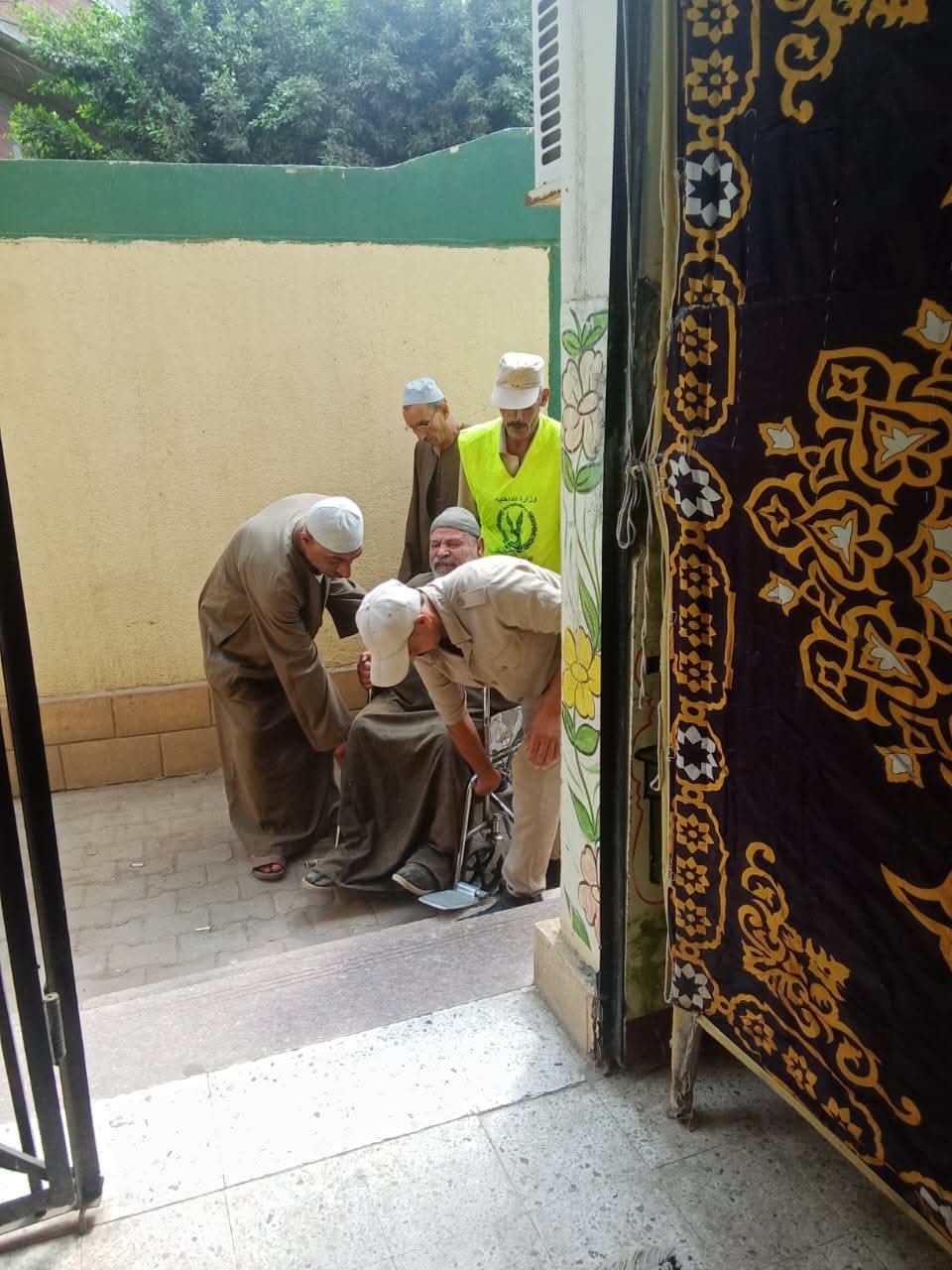 رجال الشرطة يساندون الناخبين كبار السن بالمنوفية 