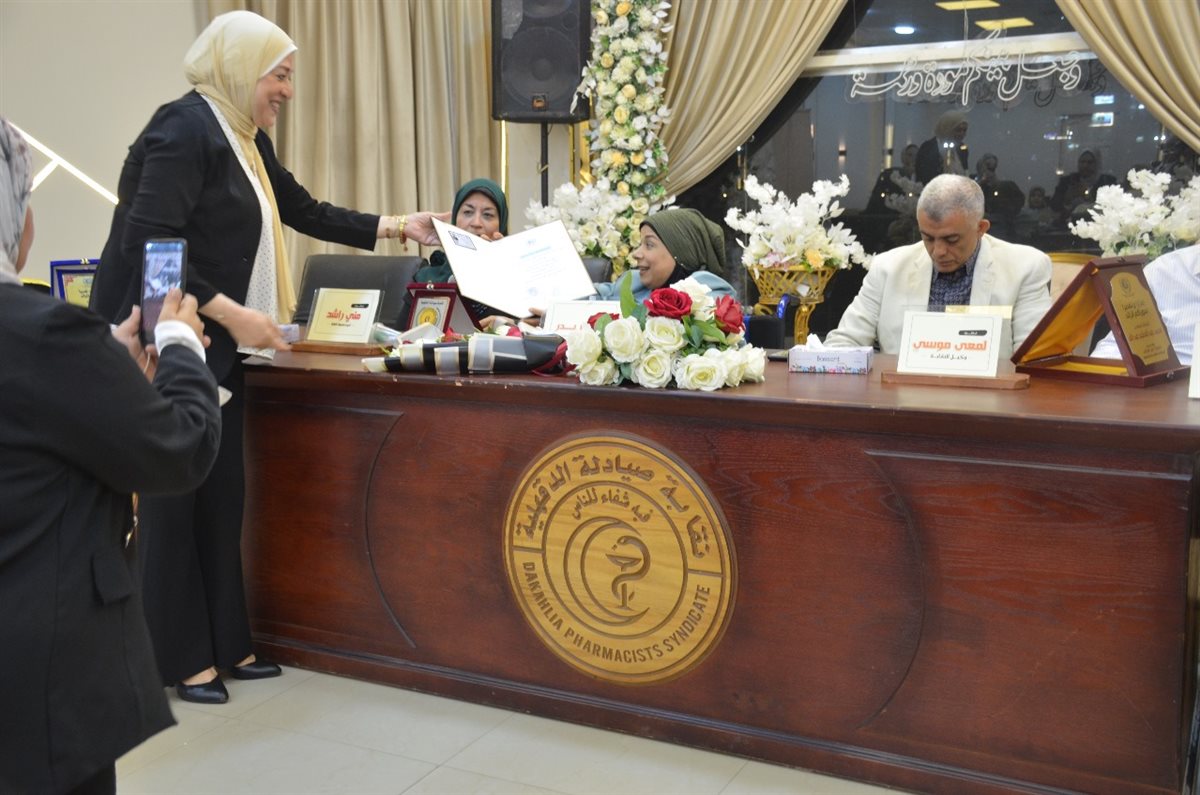 السفيرة عبير العراقي تكرم الدكتورة سحر بدر