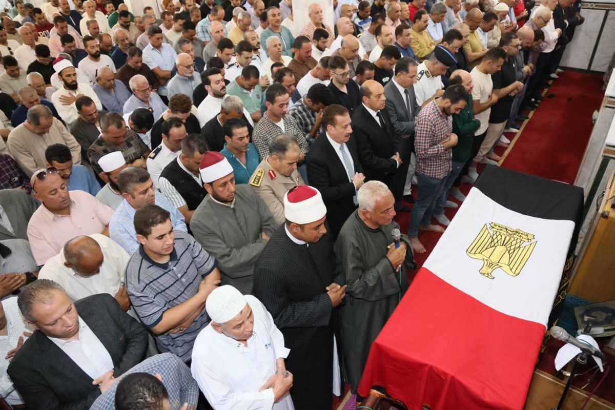 الأب يصلي على ابنه الجنازة 