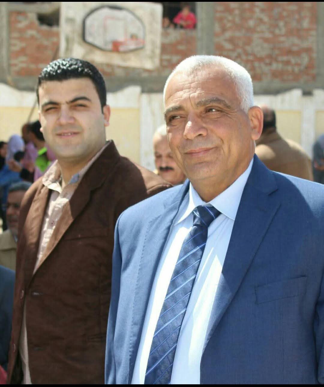 الأب وابنه وهو علي قيد الحياة 