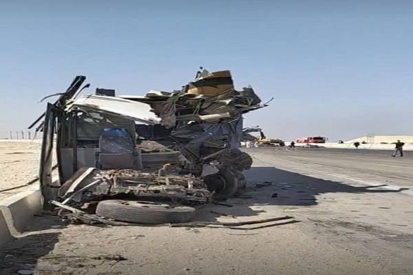 تصادم أتوبيس بسيارتي نقل على  الطريق الصحراوي الشرقي