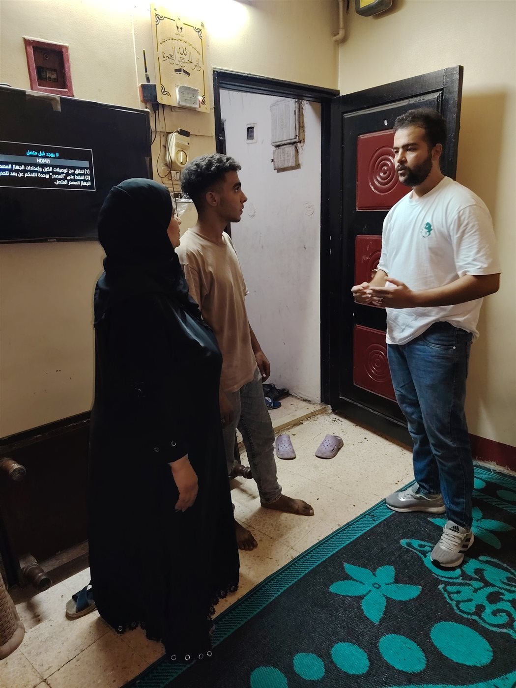 مصطفى عصام مع أهل الضحية