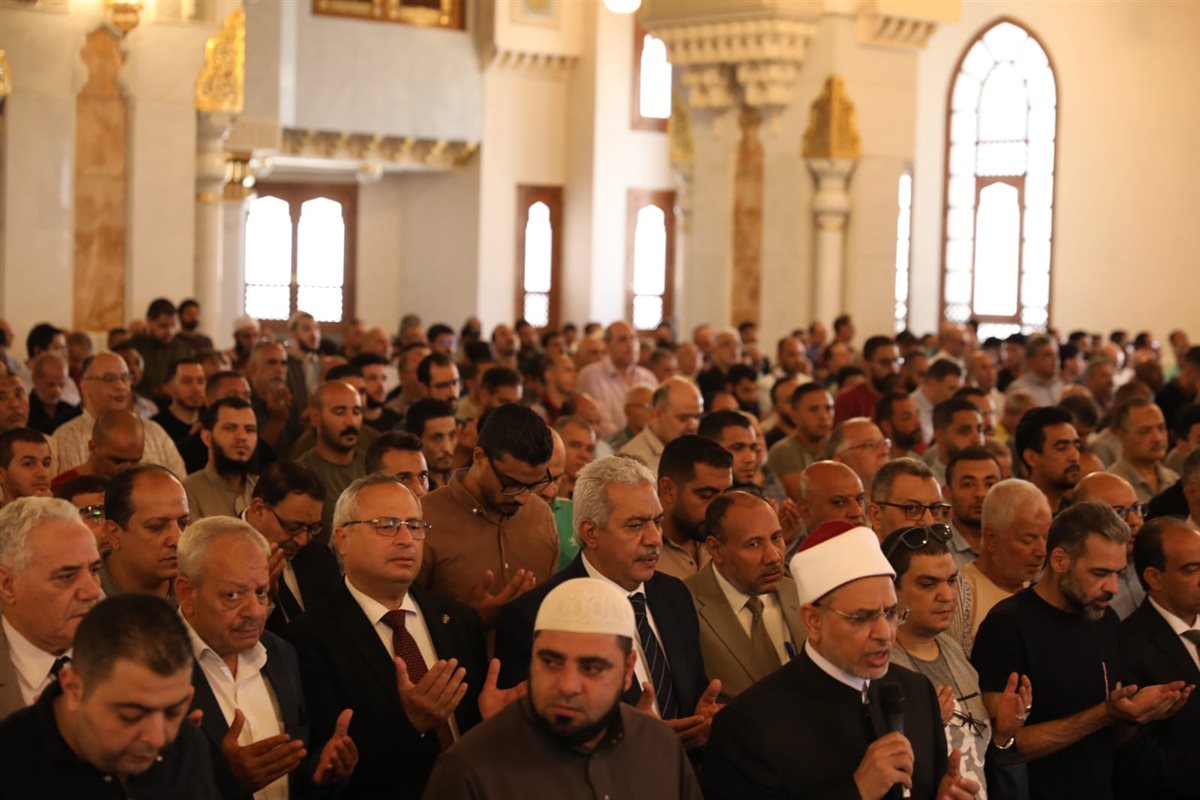 رئيس جامعة الأزهر يؤمُّ المصلين في صلاة الجنازة على رئيسة هيئة التمريض بمستشفى سيد جلال