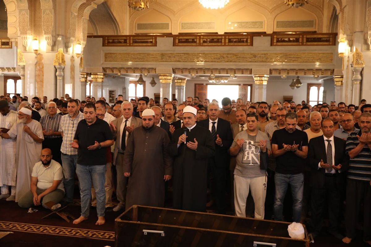 رئيس جامعة الأزهر يؤمُّ المصلين في صلاة الجنازة على رئيسة هيئة التمريض بمستشفى سيد جلال