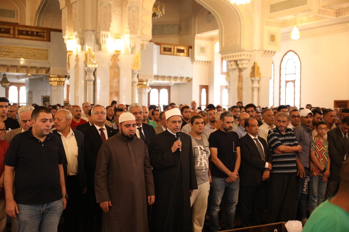 رئيس جامعة الأزهر يؤمُّ المصلين في صلاة الجنازة على رئيسة هيئة التمريض بمستشفى سيد جلال
