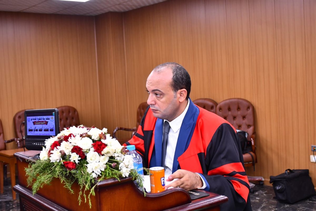الباحث أثناء مناقشة رسالة الدكتوراة
