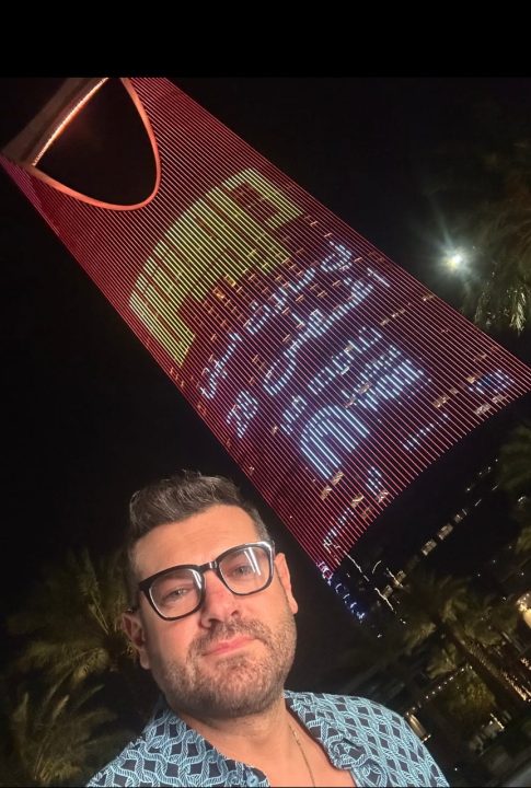 عمرو يوسف من أمام برج الممكلة في الرياض