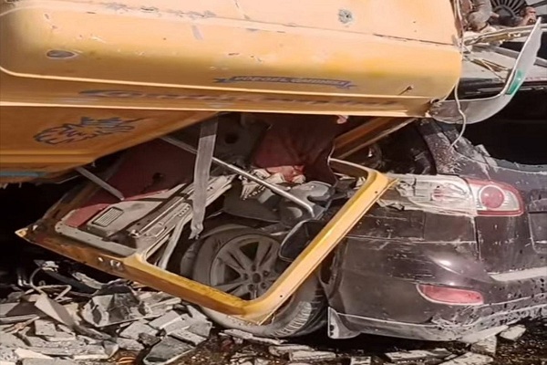 تصادم سيارة نقل بميني باص على طريق الأوتوستراد