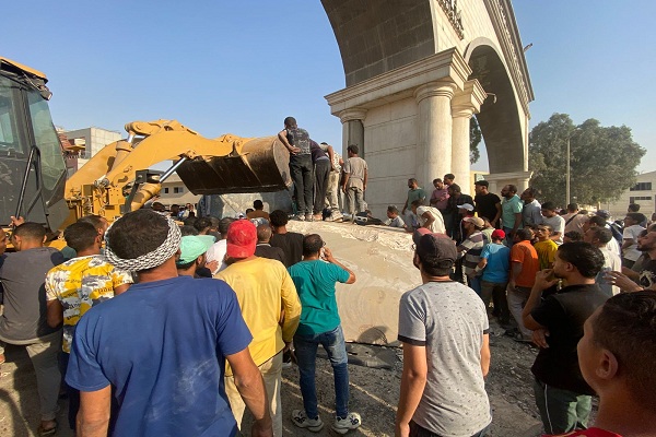 تصادم سيارة نقل بميني باص على طريق الأوتوستراد