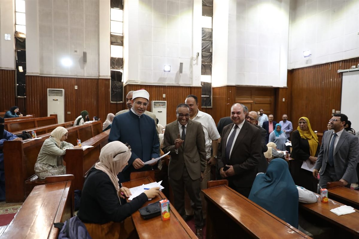 رئيس جامعة الأزهر يتفقد اختبارات مسابقة القراءة الحرة بكلية التربية للبنين بالقاهرة 