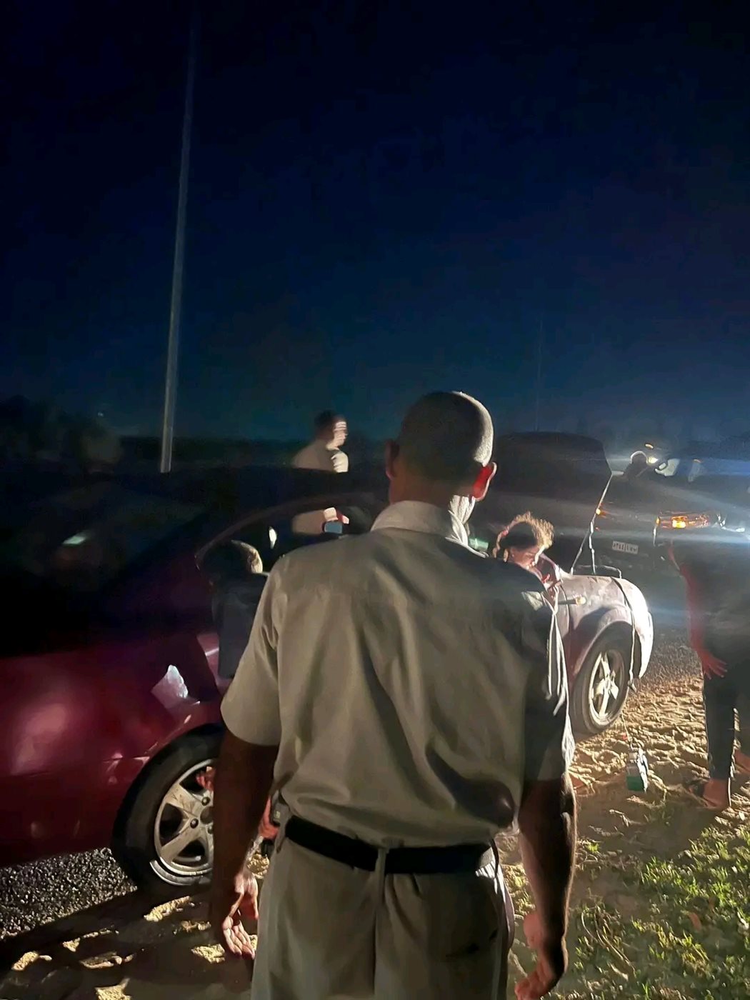 قوة شرطية تساعد مواطن تعطلت سيارته