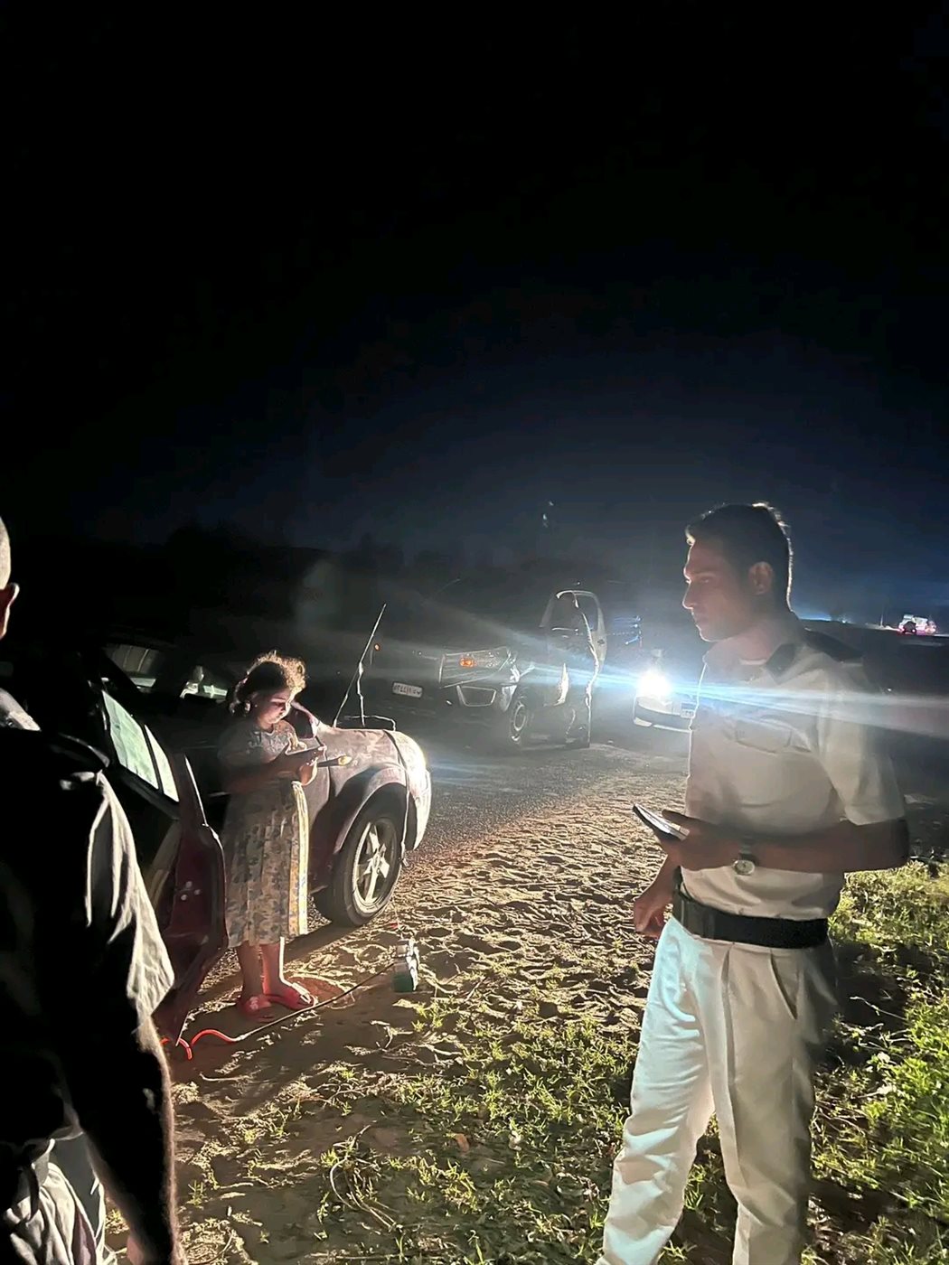 قوة شرطية تساعد مواطن تعطلت سيارته