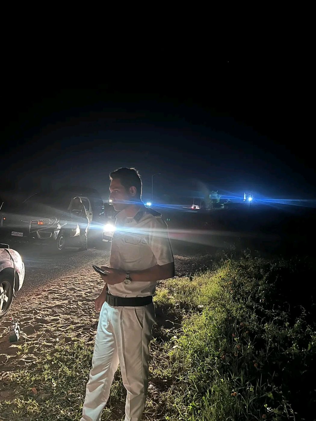 قوة شرطية تساعد مواطن تعطلت سيارته