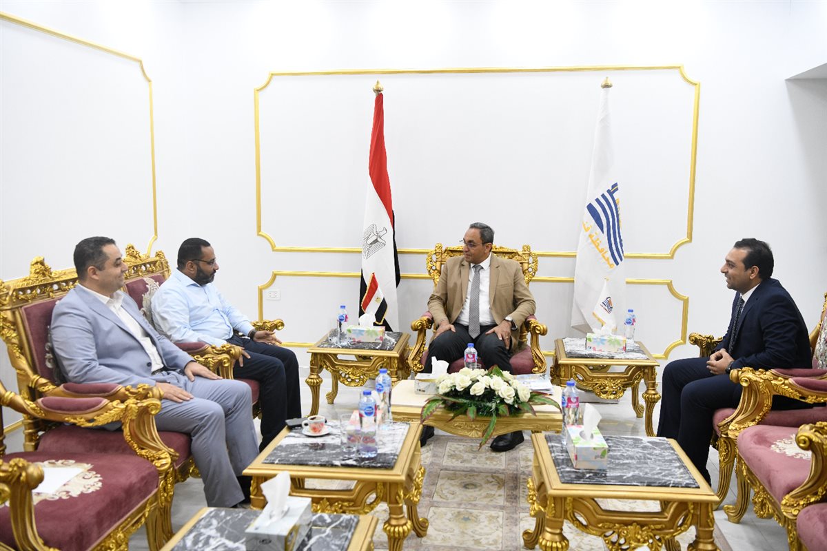 لقاء المحافظ بمساعد وزير الصحة