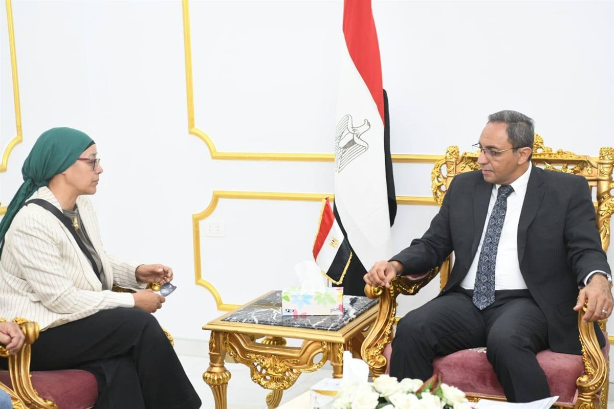 محافظ قنا والدكتورة هبة صالح