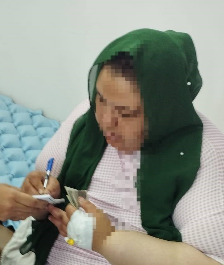 المواطنة خلال نقلها للمستشفى
