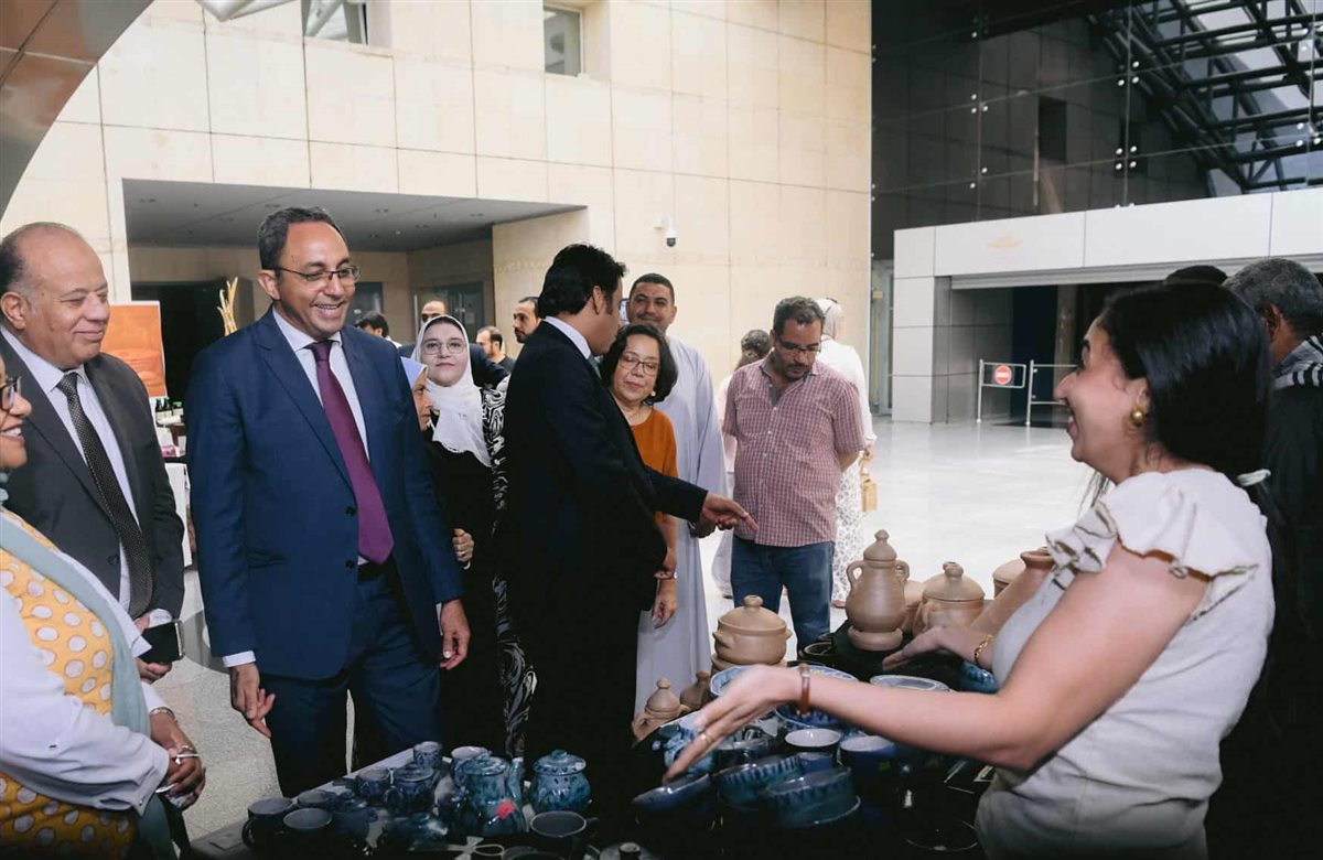 زيارة المحافظ للمعرض