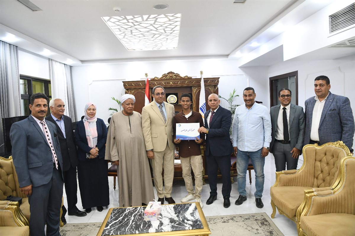 نسليم عقود العمل