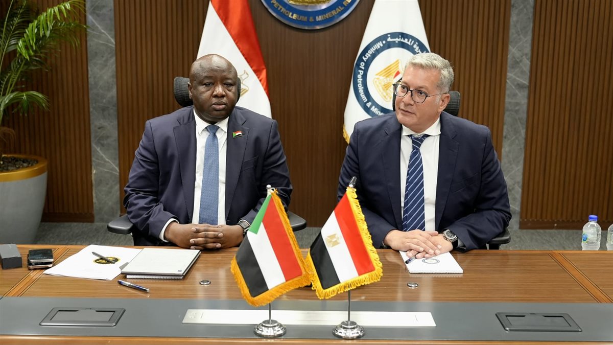 جانب من لقاء المهندس كريم بدوي وزير البترول والثروة المعدنية والسيد نور الدائم طه وزير المعادن السوداني
