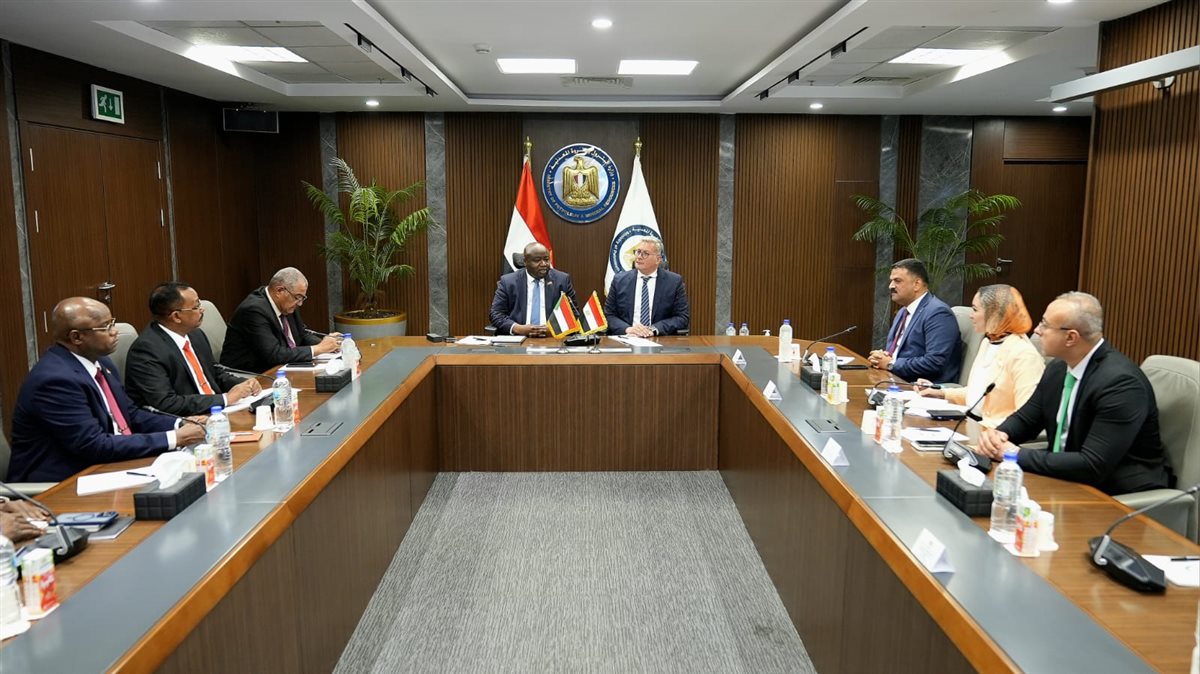 جانب من لقاء المهندس كريم بدوي وزير البترول والثروة المعدنية والسيد نور الدائم طه وزير المعادن السوداني