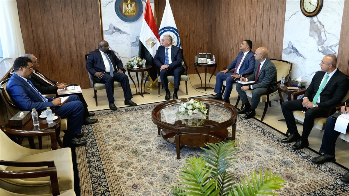 جانب من لقاء المهندس كريم بدوي وزير البترول والثروة المعدنية والسيد نور الدائم طه وزير المعادن السوداني