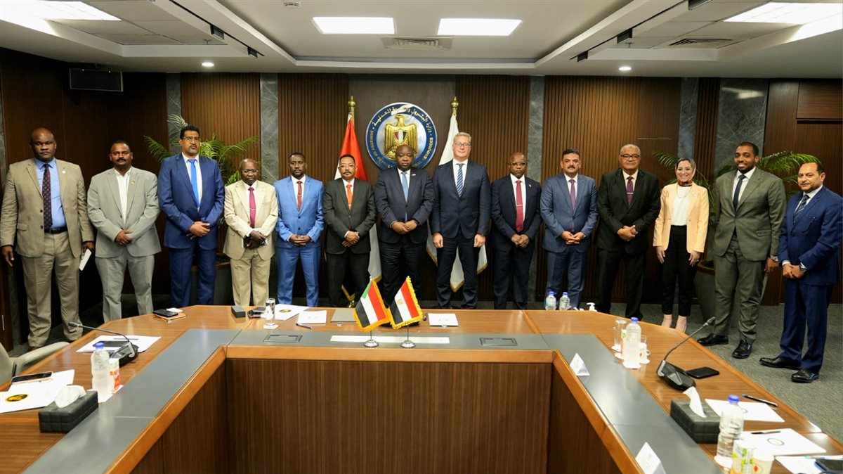 جانب من لقاء المهندس كريم بدوي وزير البترول والثروة المعدنية والسيد نور الدائم طه وزير المعادن السوداني