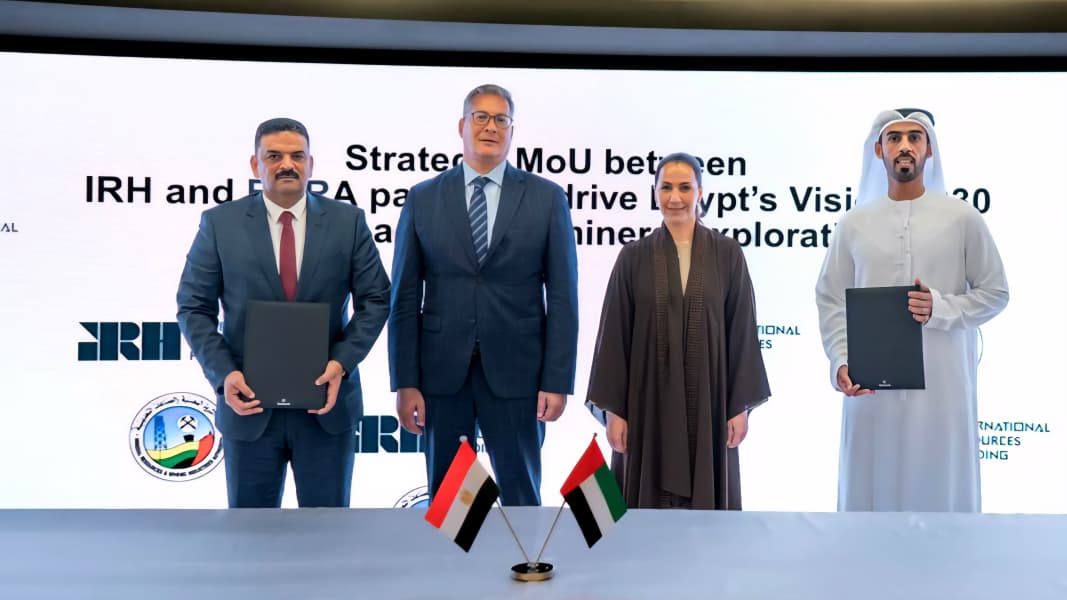 جانب من توقيع مذكرتي تفاهم بين قطاع البترول والثروة المعدنية المصري وشركة الموارد العالمية القابضة IRH الإماراتية في مجالي التعدين والتمويل
