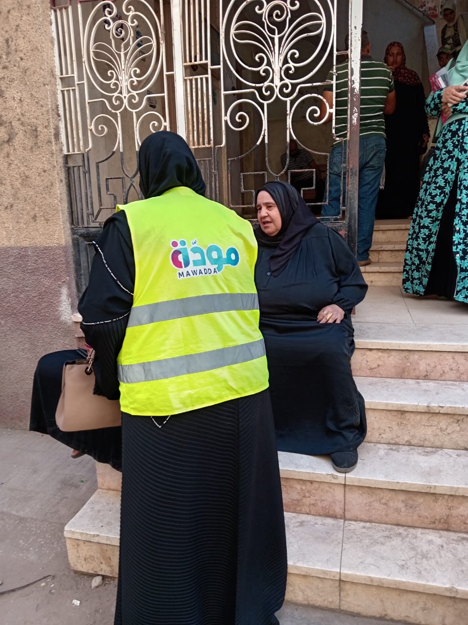 توزيع الكتيبات التوعوية على المستهدفين