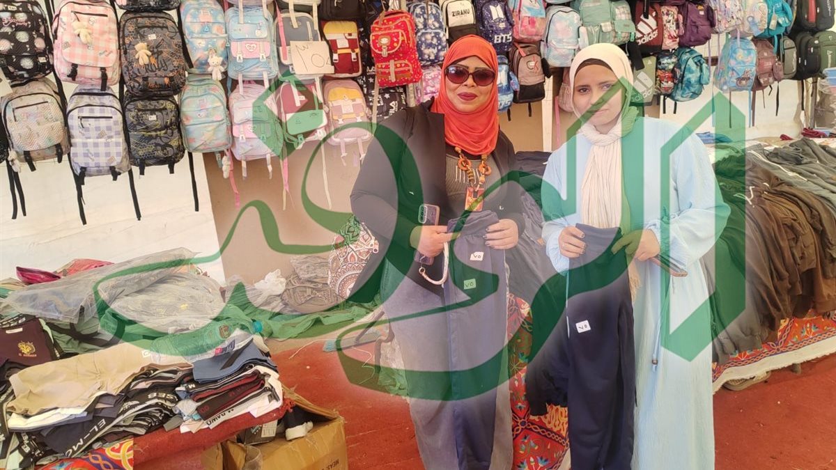 مراسل الوفد مع هيام حسن احد البائعين بمعرض اهلا مدارس