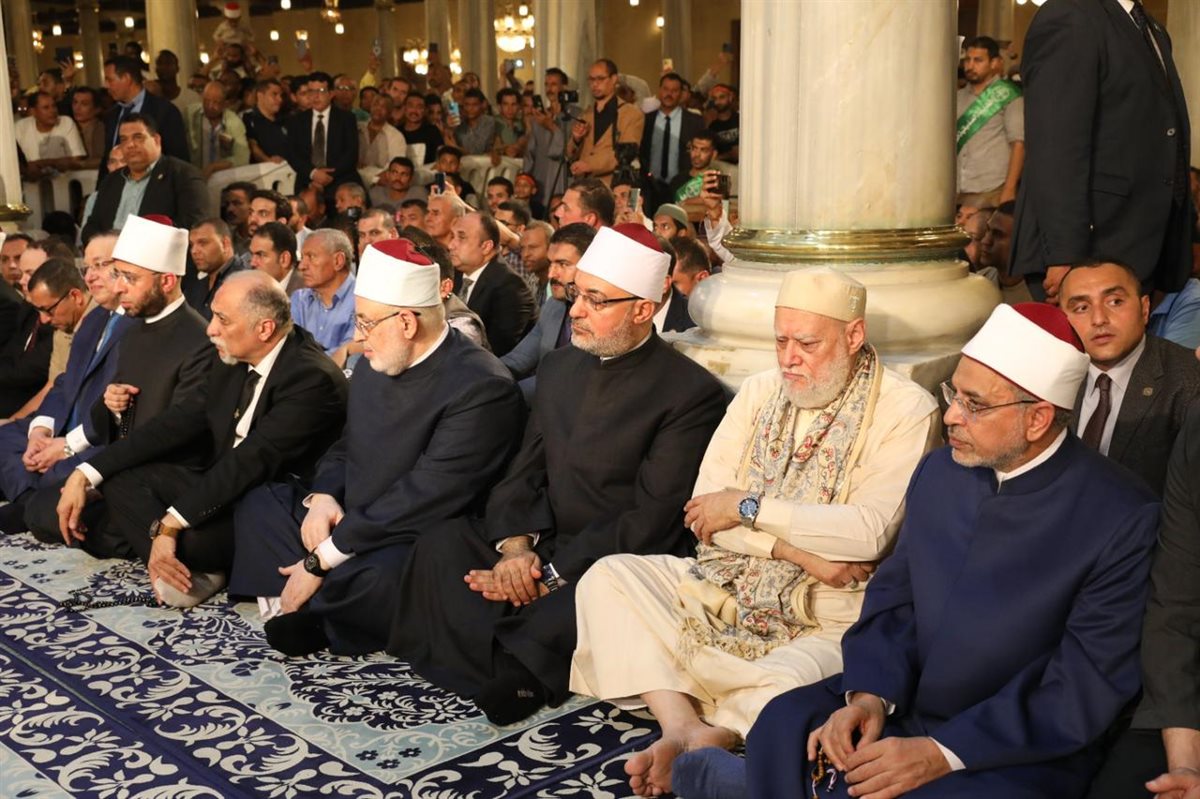 مفتي الجمهورية يشهد احتفال الطرق الصوفية بذكرى المولد النبوي بمسجد الإمام الحسين