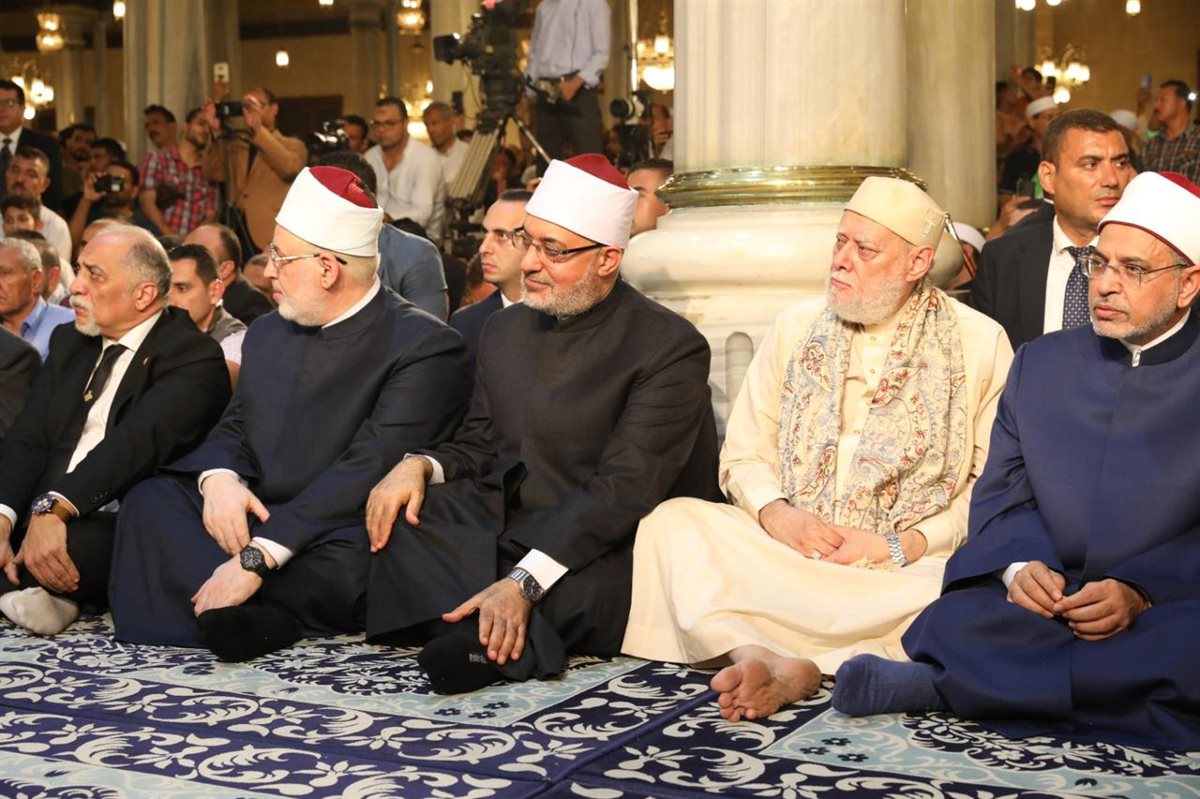 مفتي الجمهورية يشهد احتفال الطرق الصوفية بذكرى المولد النبوي بمسجد الإمام الحسين