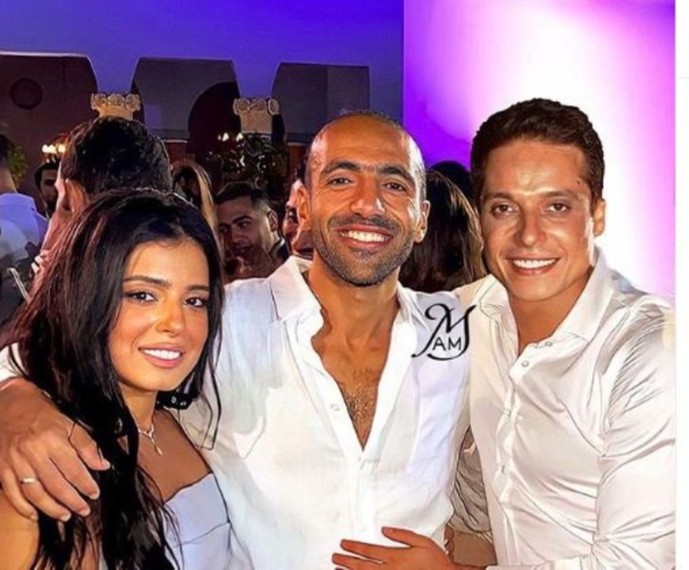 عمرو ستين مع خطيبته مريم عامر منيب ووالدها 