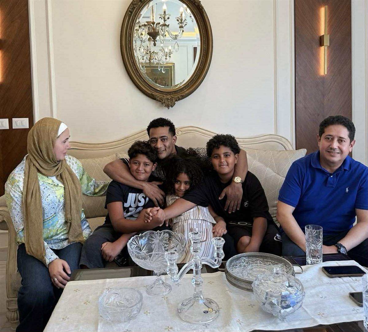 محمد رمضان وابنه مع أسرة زميله