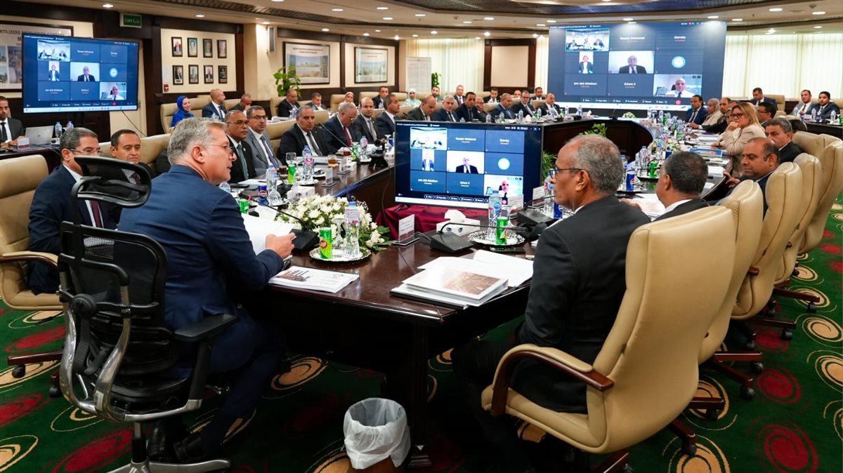جانب من لقاء وزير البترول والثروة المعدنية والجمعية العامة للشركة المصرية القابضة للبتروكيماويات (ايكم)