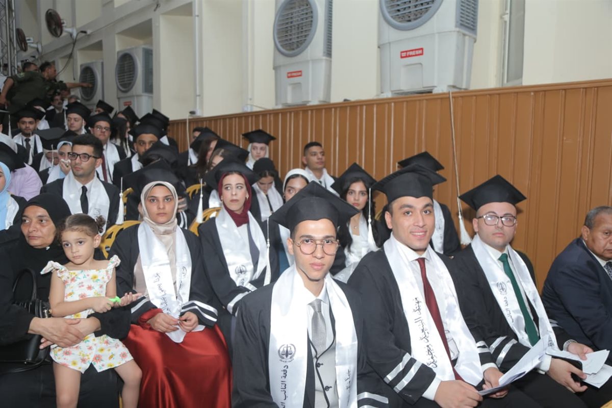 عدد من الخريجيين خلال الاحتفال وسط عائلاتهم